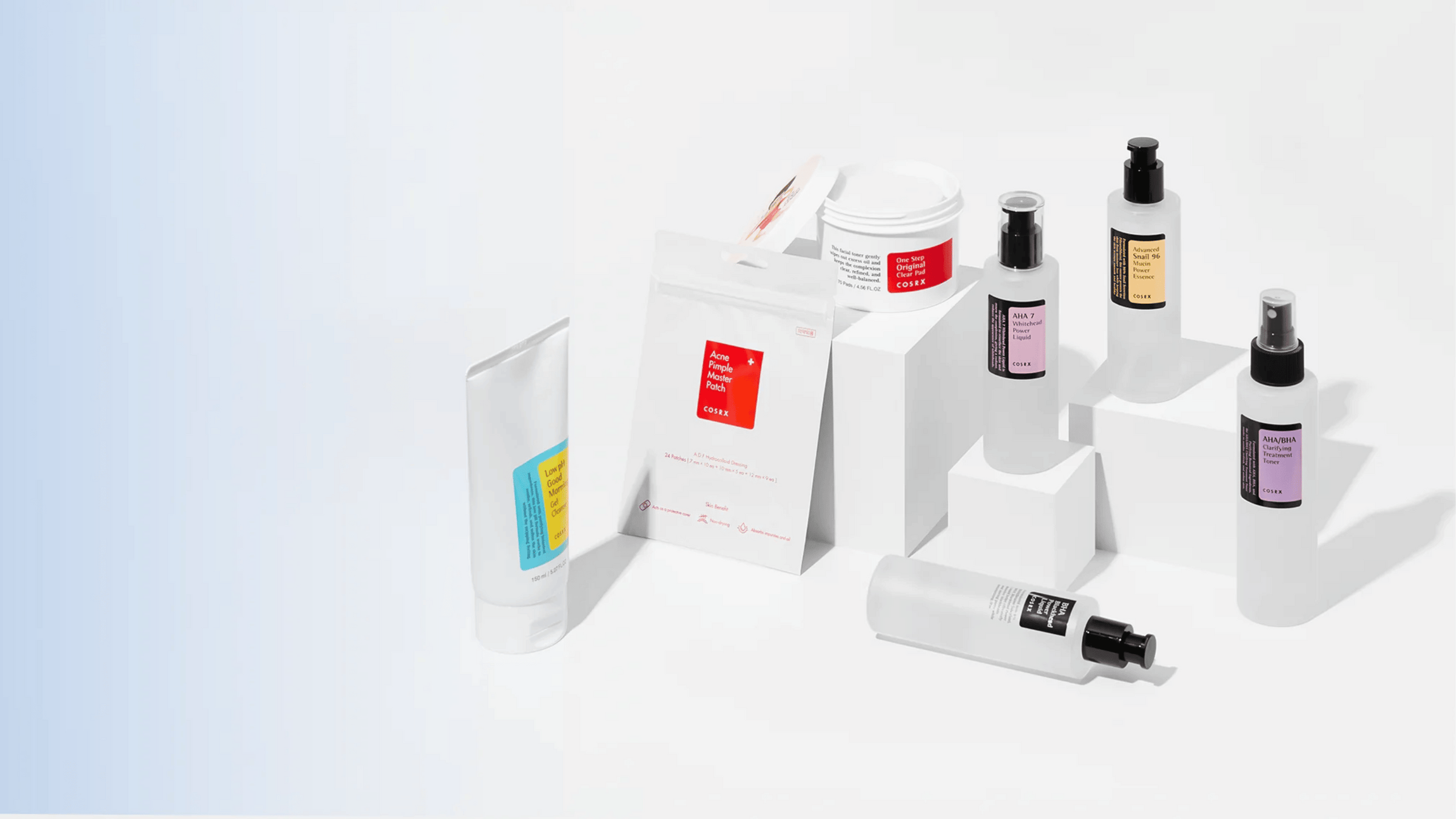 Flera populära produkter från COSRX – koreansk hudvård som inkluderar Snail Essence, Acne Pimple Master Patch, AHA/BHA toner och rengöring, kända för effektiva och skonsamma formler.