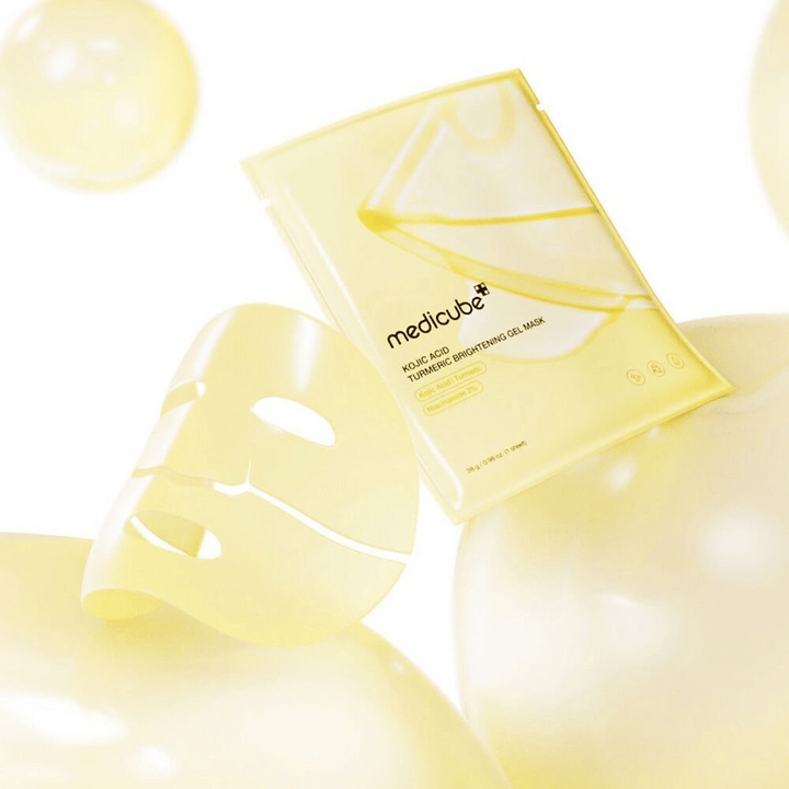Medicube Kojic Acid Turmeric Brightening Gel Mask – lystergivande gelmask med kojicsyra och gurkmeja, synlig i genomskinlig arkmask och gul förpackning.