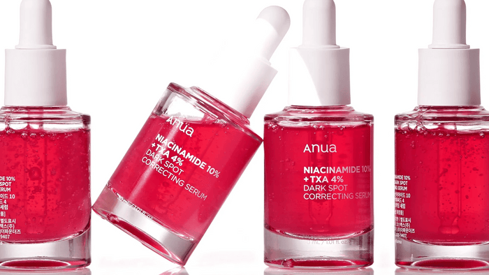 Anua Niacinamide 10% + TXA 4% Dark Spot Correcting Serum är en kraftfull ansiktsserum designad för att minska mörka fläckar och ojämn hudton. Den kombinerar niacinamid och tranexaminsyra för att ljusa upp huden och ge en klarare och jämnare hudton.