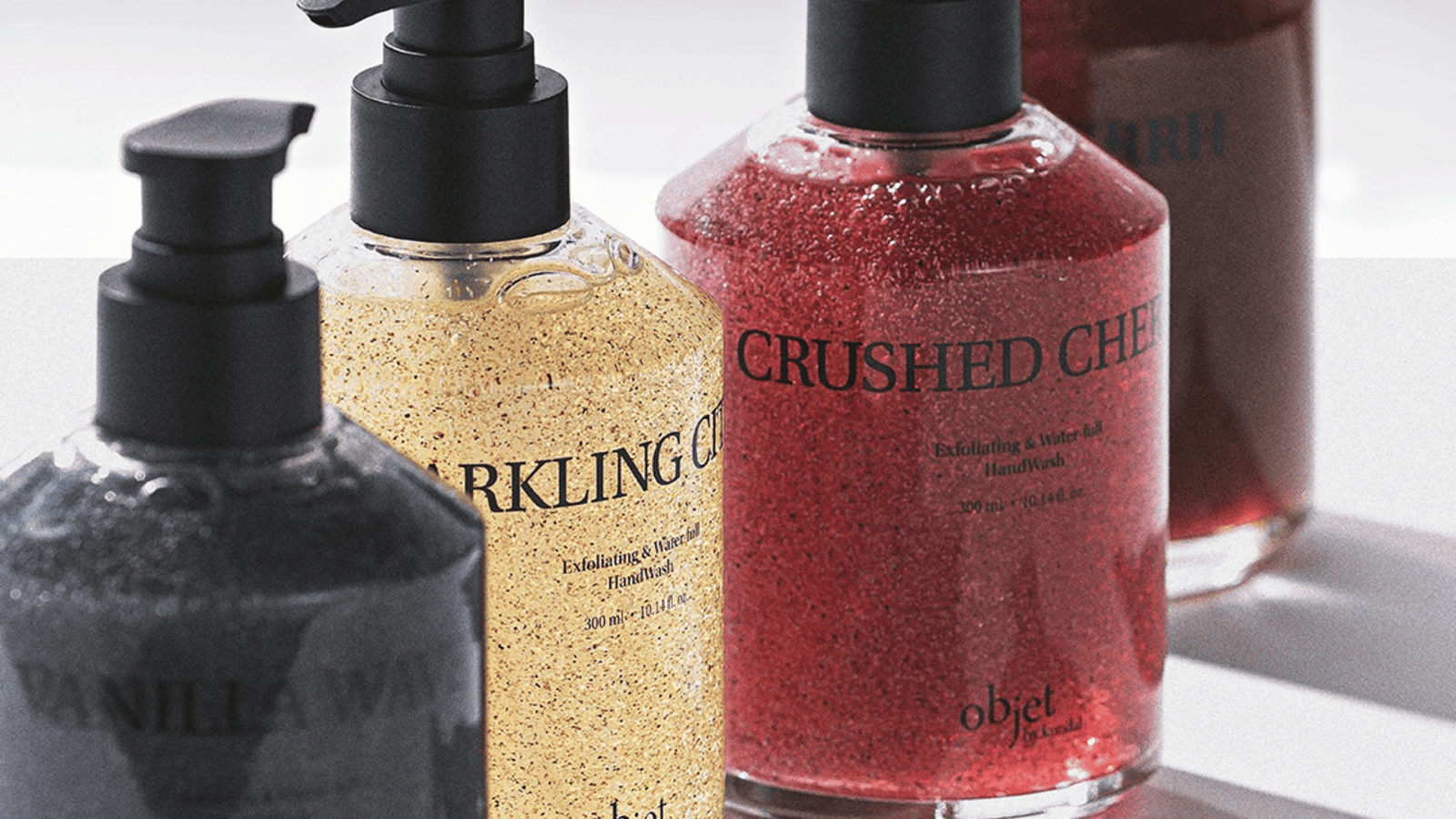 Objet by KUNDAL exfolierande handtvål i flera dofter med naturliga exfolierande korn och återfuktande formula i pumpflaskor.