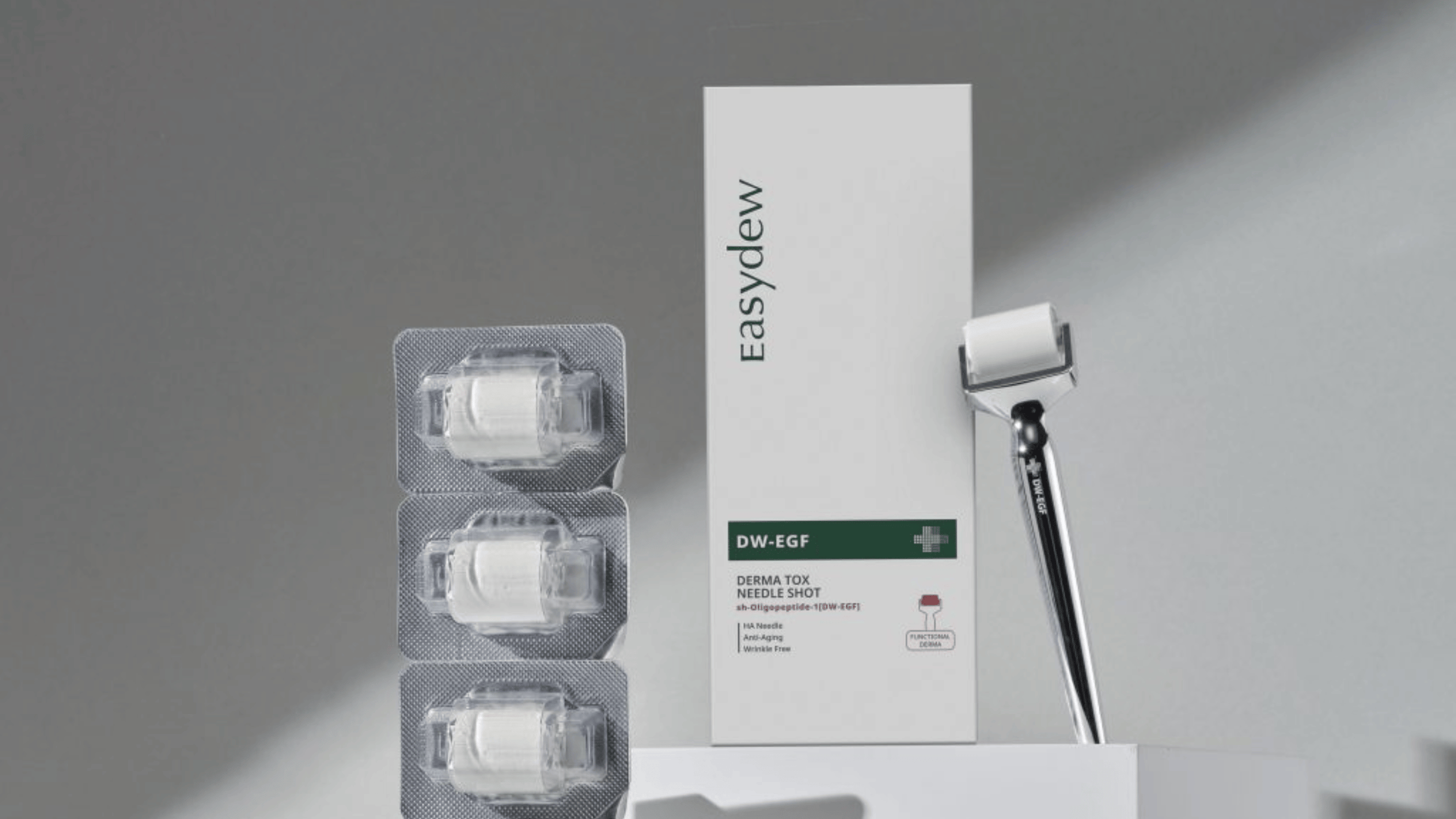Easydew DW-EGF Derma Tox Needle Shot skinroller med utbytbara rollerhuvuden, utvecklad för microneedling och hudvårdsbehandling i ansiktet.