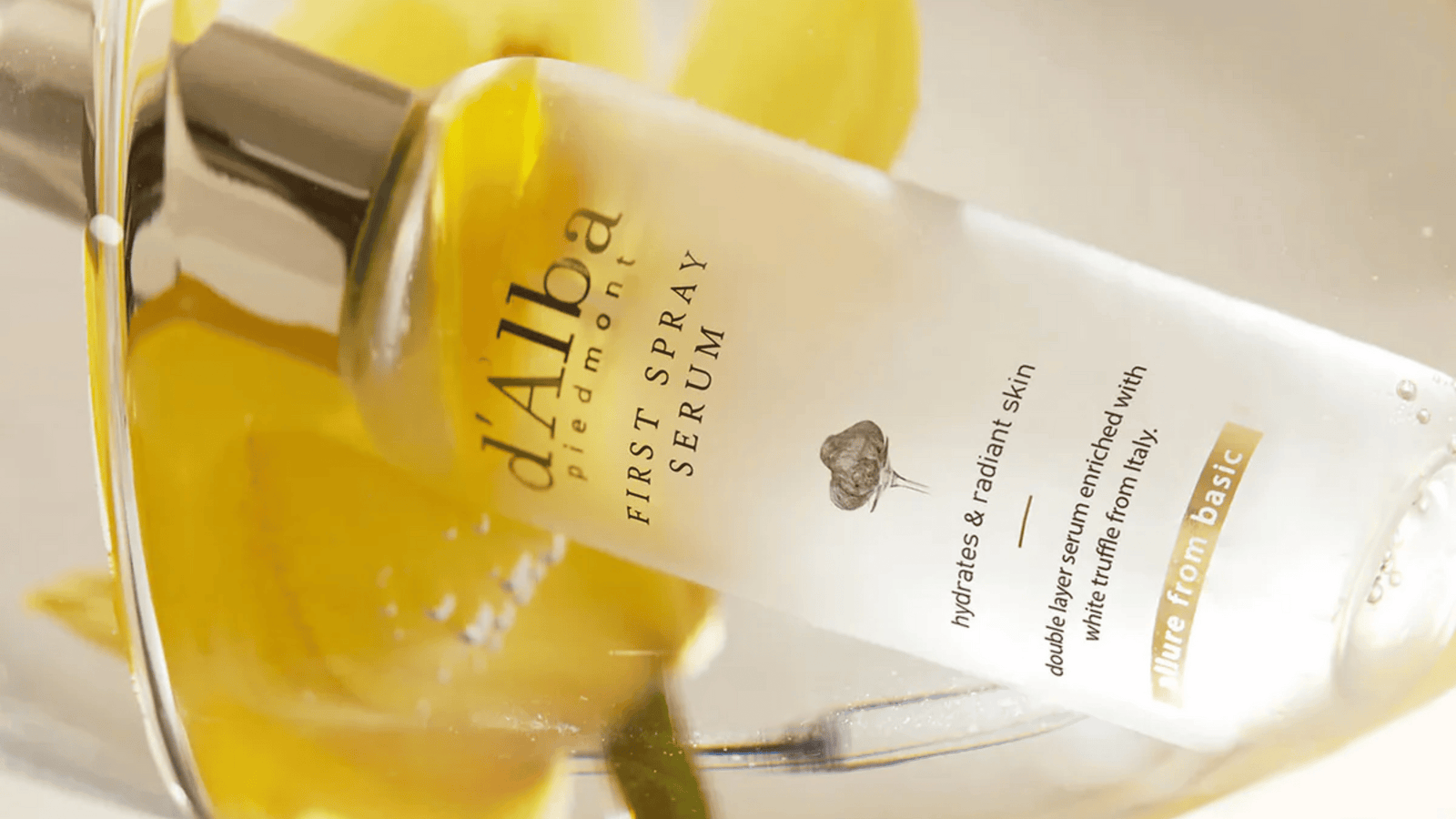 d'Alba First Spray Serum är en tvåfasig mist som ger omedelbar fukt och lyster till huden. Berikad med exklusiv vit tryffel från Italien, hjälper denna sprayserum till att jämna ut hudtonen och ge en strålande finish.