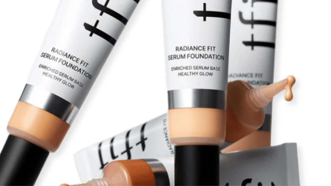 Bilden visar en TIRTIR cushion foundation i en elegant ljusrosa förpackning med en spegel och applikator.