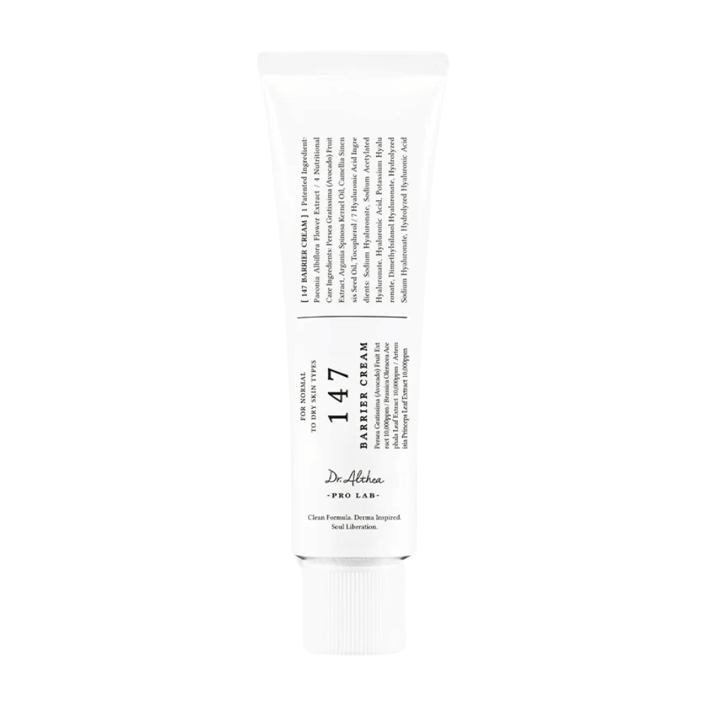 Das Bild zeigt eine Tube von Dr. Althea's "147 Barrier Cream". Die Verpackung ist einfach und stilvoll mit einem weißen Hintergrund und schwarzem Text. Der Text auf der Tube gibt Informationen über das Produkt, einschließlich seiner Funktion als Barrierecreme, und erwähnt, dass es sich um eine reine Formel handelt, dermatologisch inspiriert und für die "Zellbefreiung" gedacht ist. Es scheint sich um ein Hautpflegeprodukt zu handeln, das entwickelt wurde, um die natürliche Schutzbarriere der Haut zu stärken.