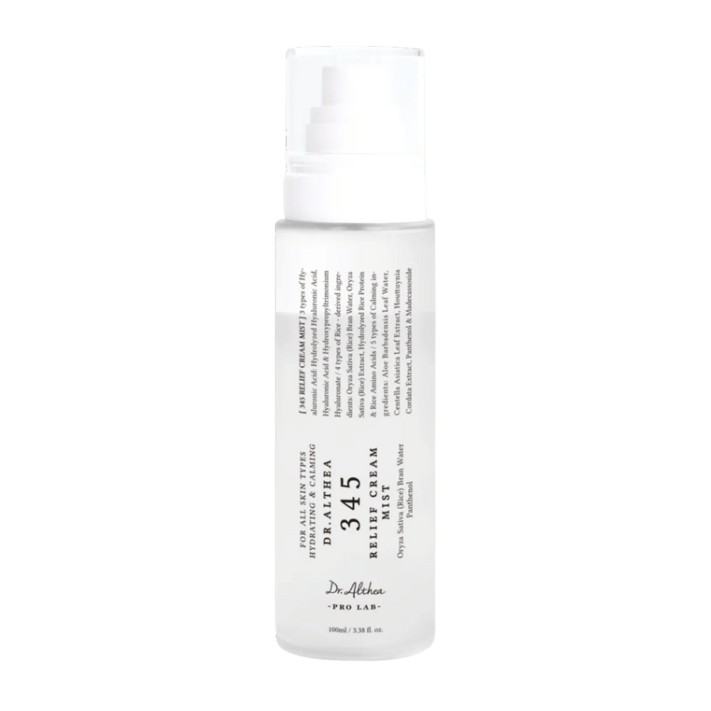 Dr. Althea 345 Relief Cream Mist auf weißem Hintergrund, ein leichter Gesichtsspray mit Zweiphasenformel, der die Haut den ganzen Tag über mit Feuchtigkeit versorgt, beruhigt und stärkt.