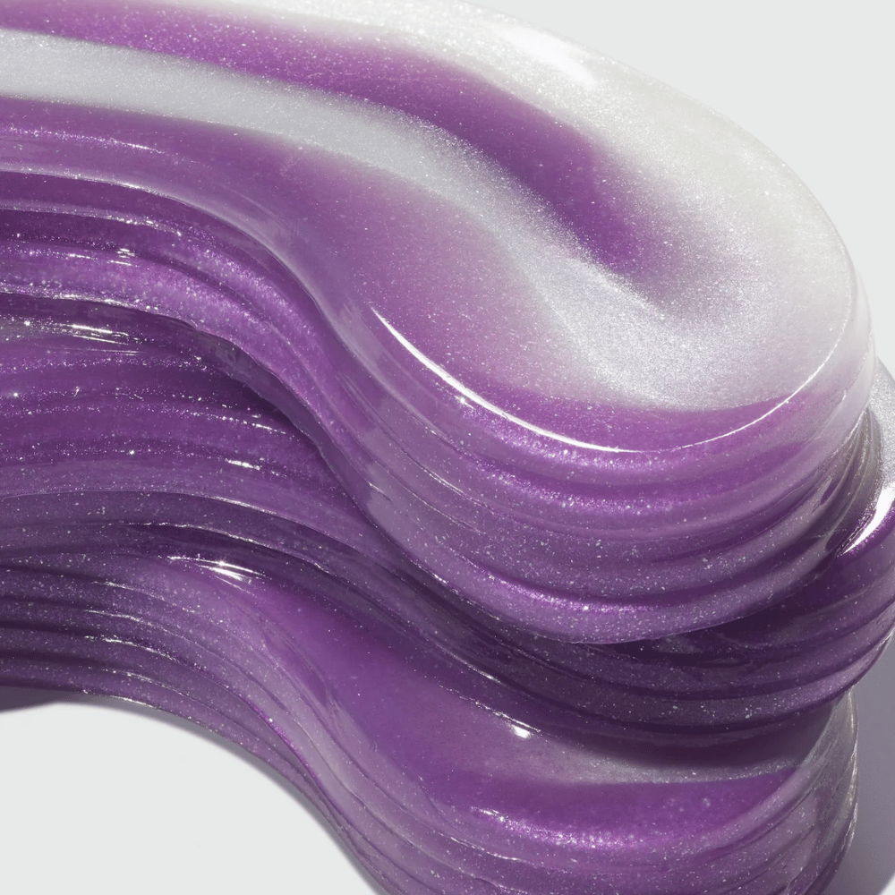 Nahaufnahme von mehrschichtigem Hydrogel in 360° Shot PDRN Glowing Eye Patch, die die feuchtigkeitsbindende Struktur und die elastizitätsfördernde Formel veranschaulicht.