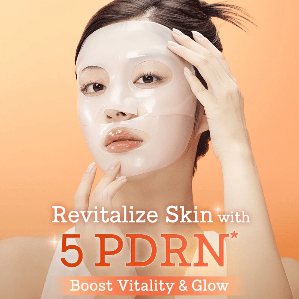 COSRX 5 PDRN Hyaluronic Acid Vital Hydrating Hydrogel Mask auf das Gesicht aufgetragen für revitalisierte Haut, mehr Ausstrahlung und intensive Feuchtigkeit