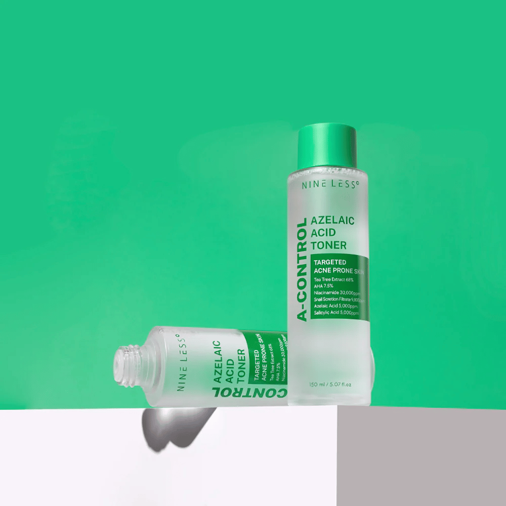 Zwei Flaschen Nine Less A-Control Azelaic Acid Toner vor grünem Hintergrund, eine stehend und eine liegend.