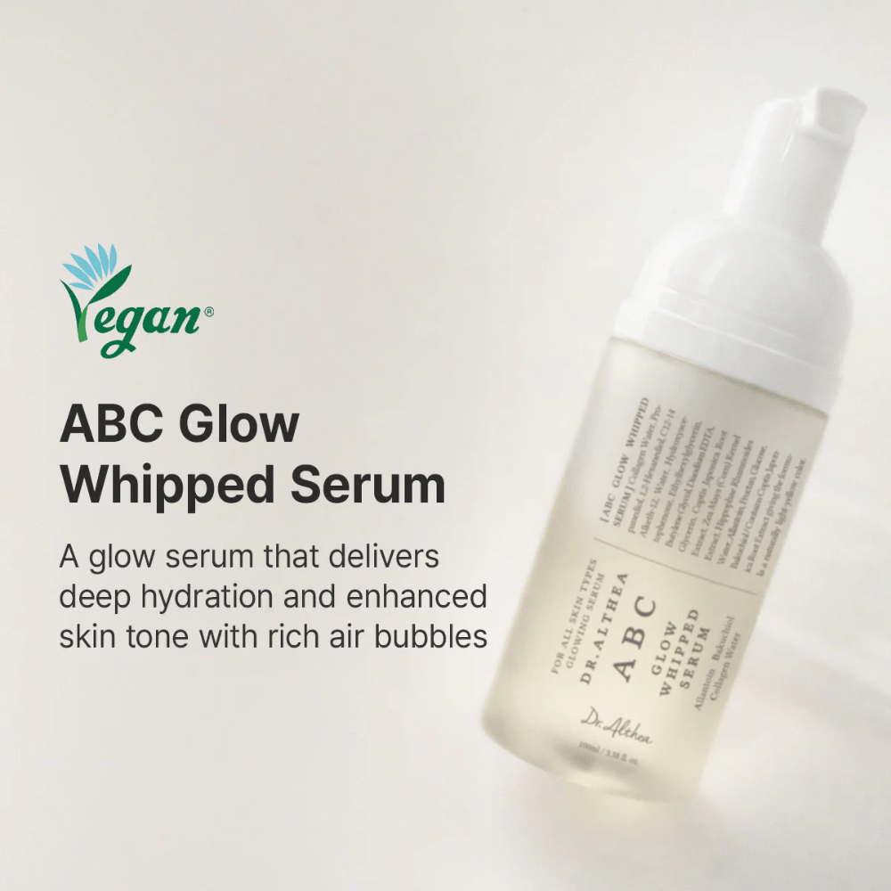 Bild – Branding / Hauptbild (am wichtigsten)
Dr. Althea ABC Glow Whipped Serum – veganes Glow-Serum mit luftigen Bläschen, das die Haut mit Feuchtigkeit versorgt und für einen ebenmäßigeren Hautton und natürliche Ausstrahlung sorgt.