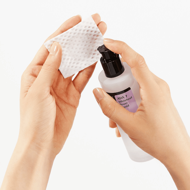 Anwendung von COSRX AHA 7 Whitehead Power Liquid auf einem Wattepad, exfolierende gesichtswasser mit AHA zur Entfernung abgestorbener Hautzellen und Verbesserung der Hautstruktur.
