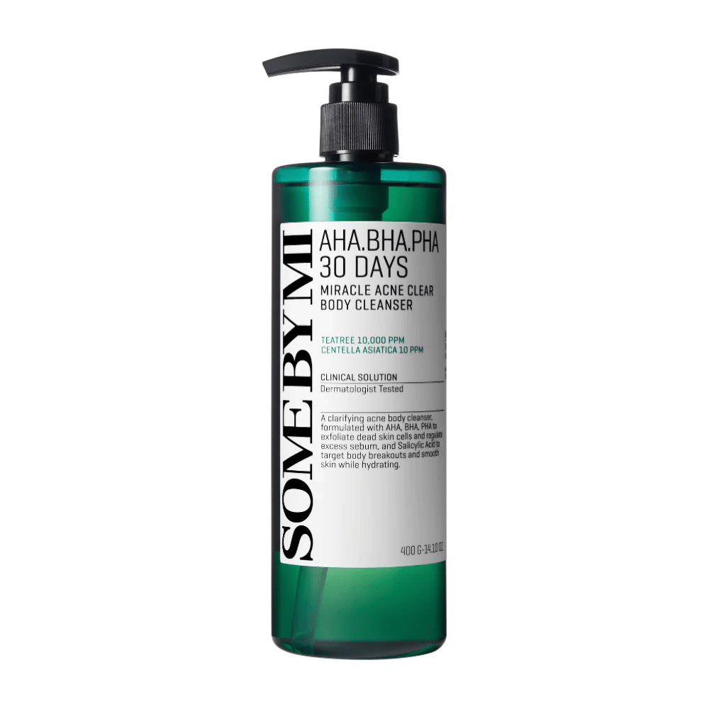 Flasche mit SOME BY MI AHA.BHA.PHA 30 Days Miracle Acne Clear Body Cleanser. Die Flasche ist grün mit einem schwarzen Pumpkopf und einem weißen Etikett, das die Inhaltsstoffe und Funktionen des Produkts beschreibt, einschließlich AHA, BHA und PHA zur Exfoliation und Aknebehandlung. Der Hintergrund ist weiß.