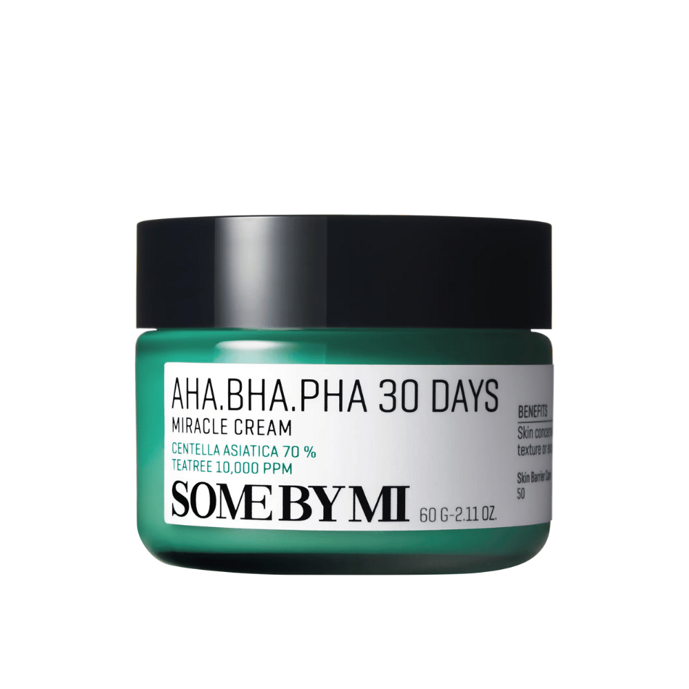 Eine Dose von "SOME BY MI AHA, BHA, PHA 30 Days Miracle Cream". Diese Hautcreme enthält 70 % Centella Asiatica und 10.000 PPM tea tree-Öl, entwickelt um die Haut zu beruhigen und mit Feuchtigkeit zu versorgen, während sie Hautprobleme wie Akne bekämpft. Die Dose ist in einem markanten Grünton mit schwarzem Deckel gestaltet.