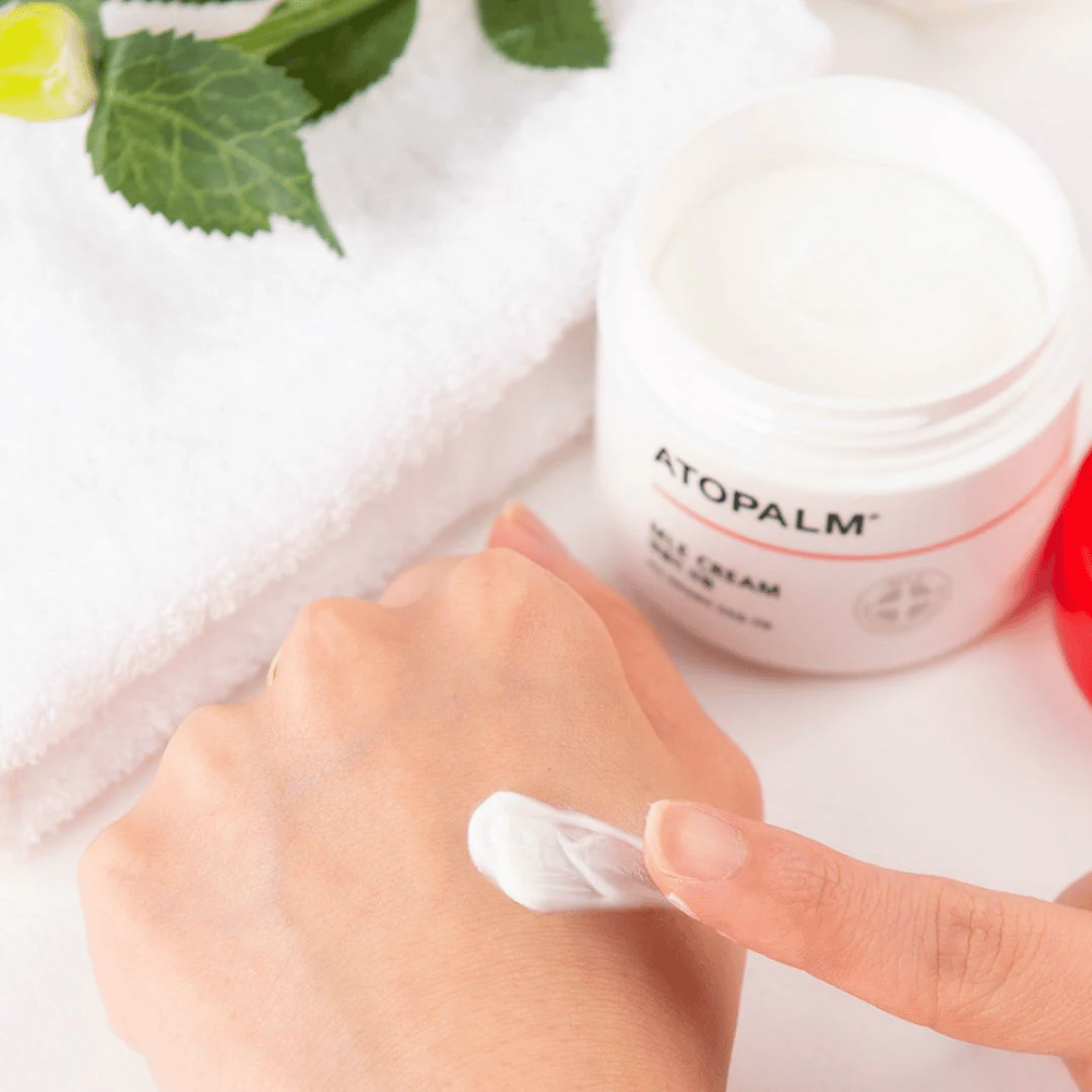 ATOPALM MLE Cream Konsistenz – reichhaltige, aber leicht absorbierbare Creme, die auf die Haut aufgetragen wird, um intensive Feuchtigkeit und stärkende Pflege für empfindliche und trockene Haut zu bieten.