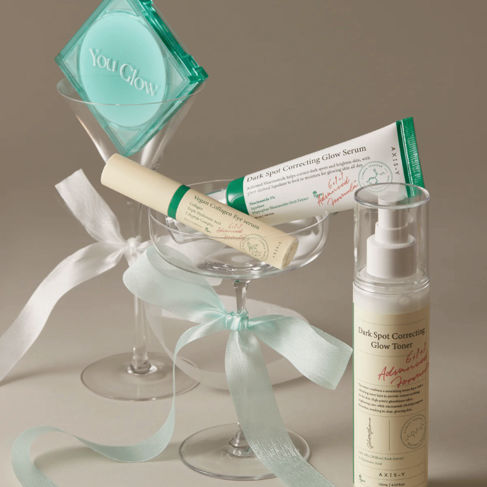 Bild von Hautpflegeset von AXIS-Y mit Augenserum, Serum und Toner – elegant in Cocktailgläsern mit Seidenband arrangiert, perfekt für eine luxuriöse Geschenkpräsentation.