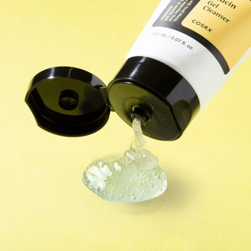 Nahaufnahme von COSRX Advanced Snail Mucin Gel Cleanser mit transparenter Gel-Textur – feuchtigkeitsspendende K-beauty Reinigung für trockene, empfindliche und Mischhaut.
