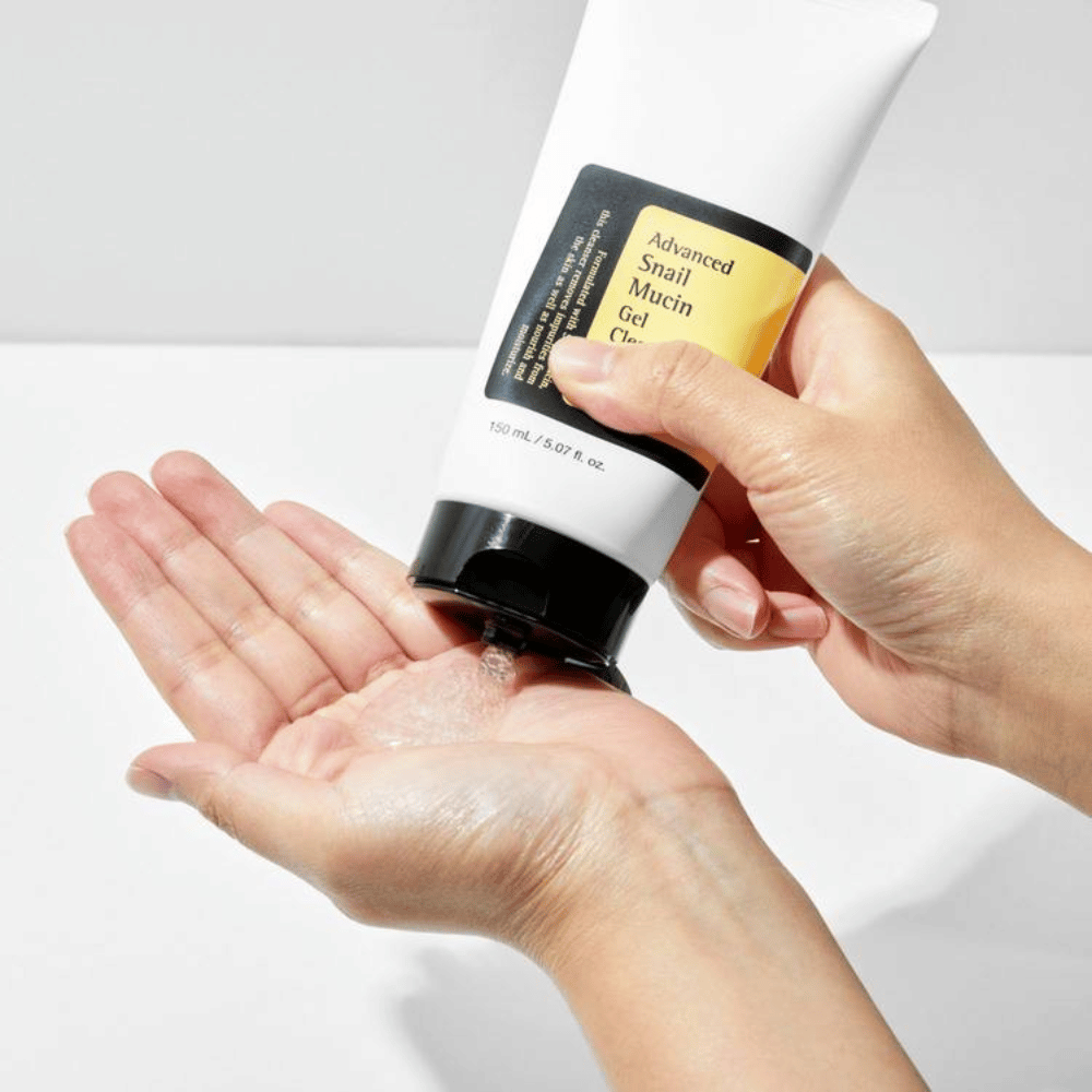 Hand trägt COSRX Advanced Snail Mucin Gel Cleanser auf – sanfte Gelreinigung mit Schneckenmucin, die tief reinigt und das Feuchtigkeitsgleichgewicht der Haut bewahrt.
