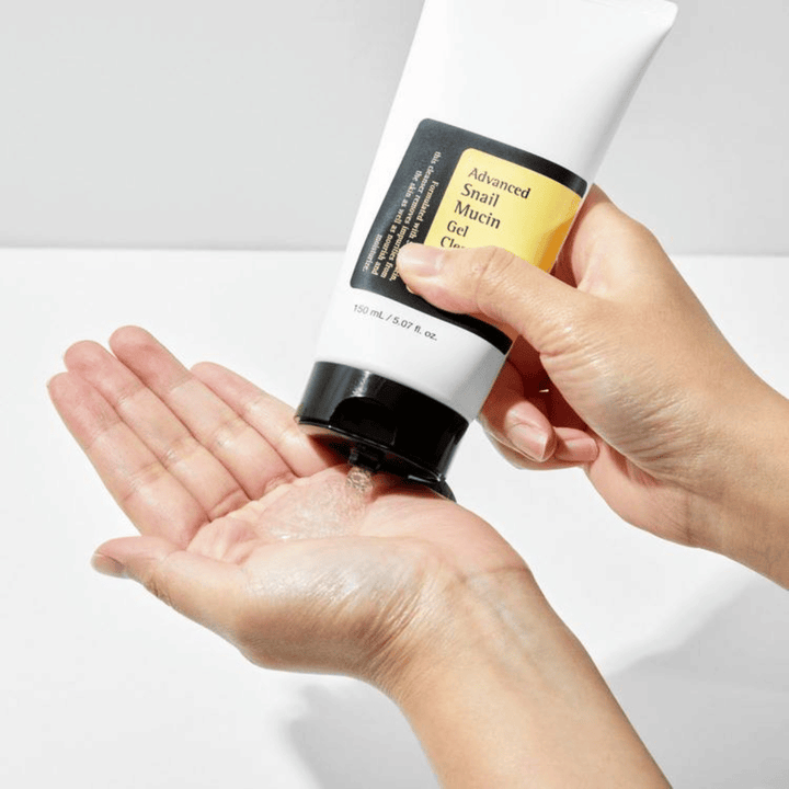 Hand trägt COSRX Advanced Snail Mucin Gel Cleanser auf – sanfte Gelreinigung mit Schneckenmucin, die tief reinigt und das Feuchtigkeitsgleichgewicht der Haut bewahrt.