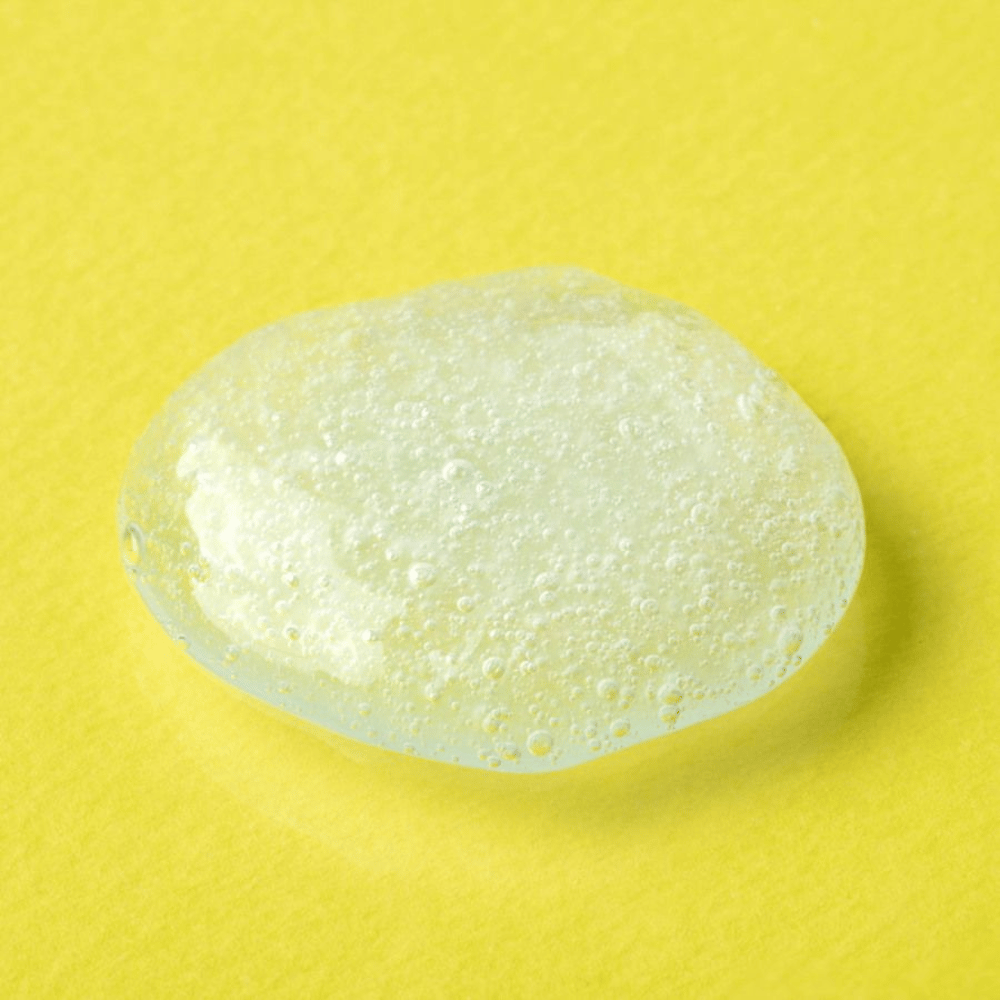 Transparente Gel-Textur von COSRX Advanced Snail Mucin Gel Cleanser auf gelbem Hintergrund – feuchtigkeitsspendende Gesichtsreinigung mit Schneckensekret für weiche und ausgeglichene Haut.