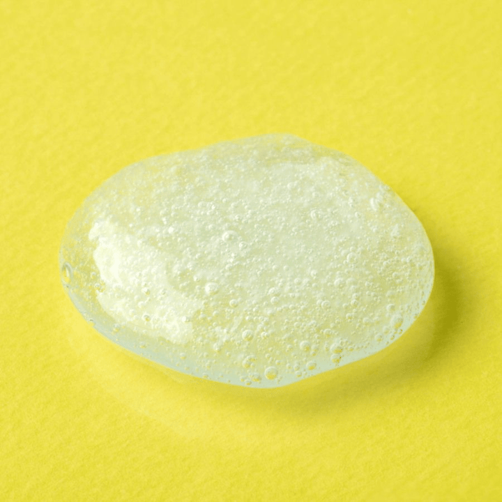 Transparente Gel-Textur von COSRX Advanced Snail Mucin Gel Cleanser auf gelbem Hintergrund – feuchtigkeitsspendende Gesichtsreinigung mit Schneckensekret für weiche und ausgeglichene Haut.