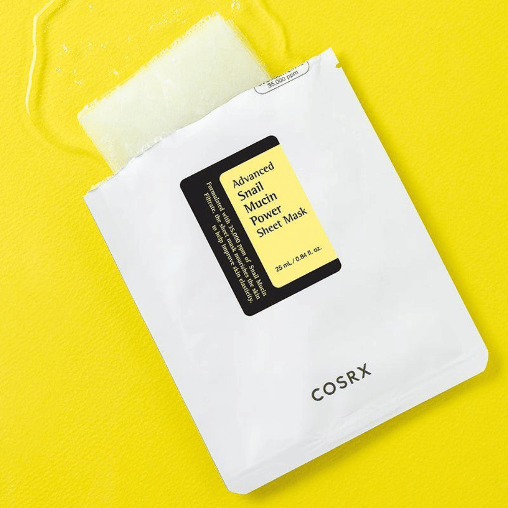 COSRX Advanced Snail Mucin Power Sheet Mask auf gelbem Hintergrund, eine feuchtigkeitsspendende und reparierende Gesichtsmaske mit Schneckenschleim für erhöhte Elastizität und Glanz.