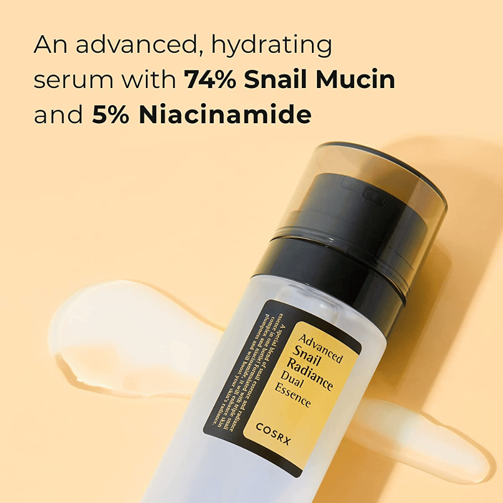 Flasche COSRX Advanced Snail Radiance Dual Essence, 80 ml, mit schwarzem Pumpkopf und Etikett, präsentiert vor hellem Hintergrund mit Text, der 74 % Schneckenschleim und 5 % Niacinamid hervorhebt.