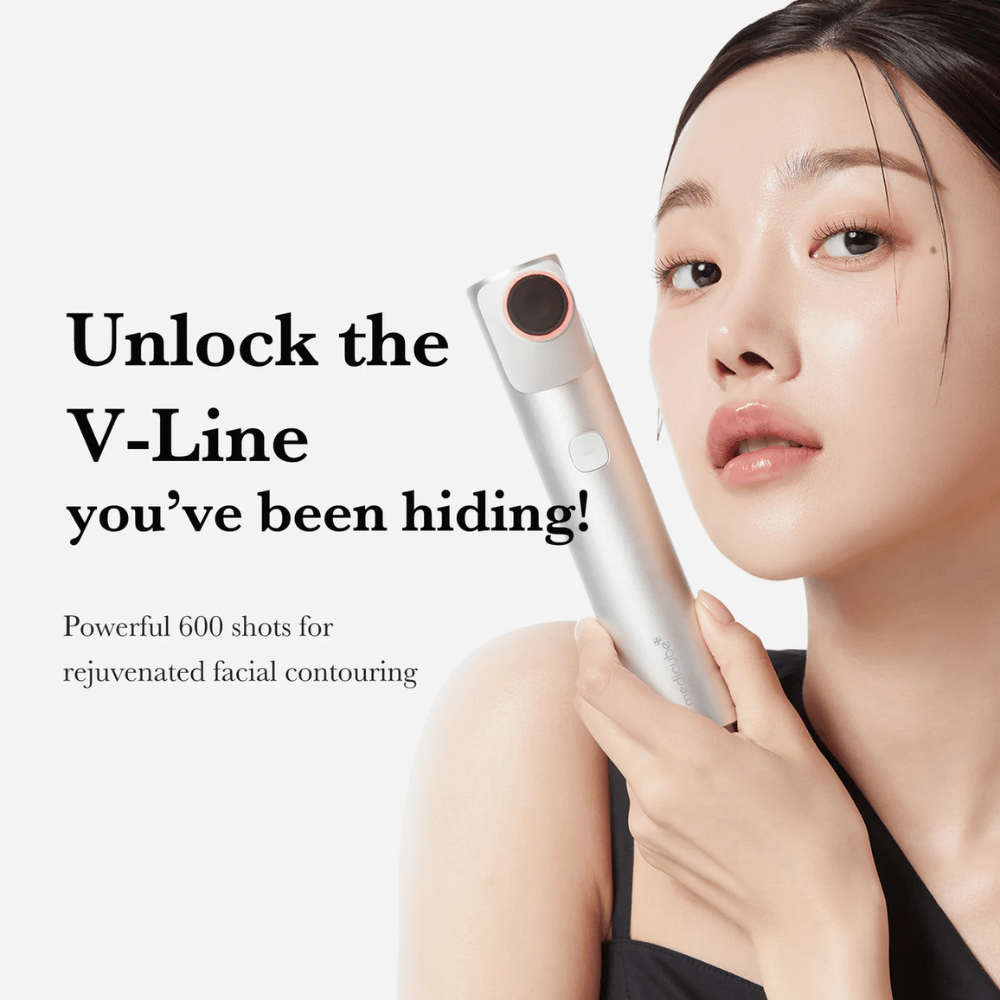 Frau hält Medicube Age-R High Focus Shot nahe am Gesicht mit dem Text "Unlock the V-Line you’ve been hiding!" im Hintergrund.