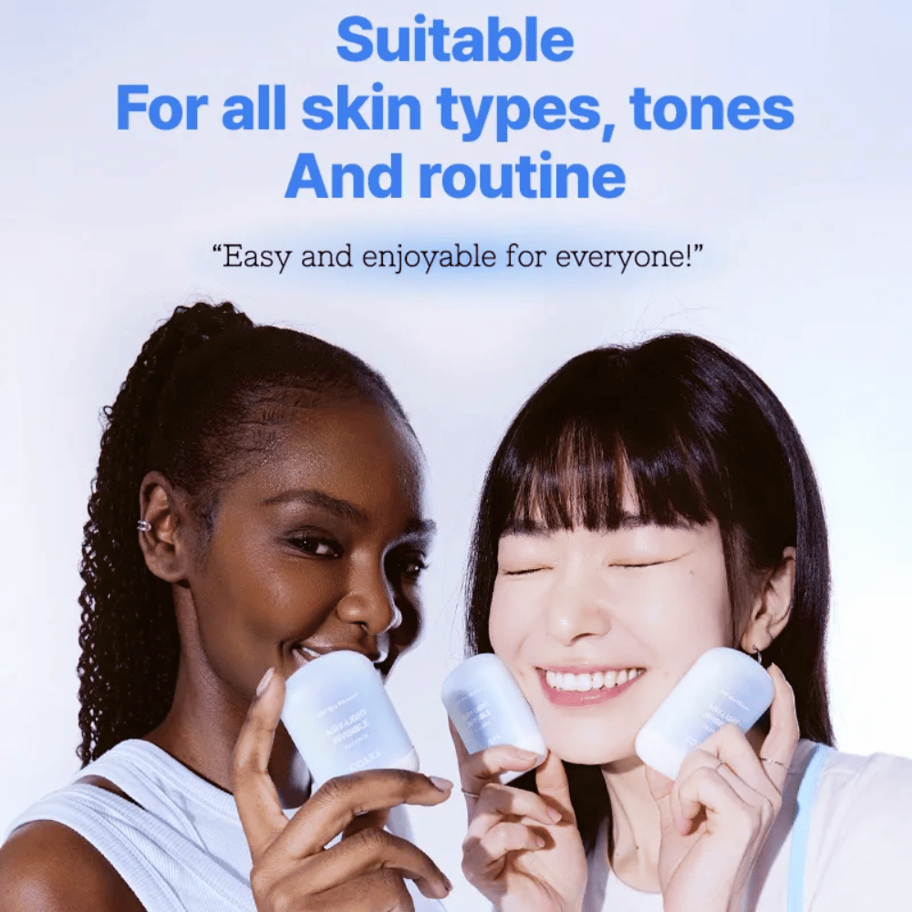 Zwei Personen präsentieren COSRX Airy-Light Invisible Sun Stick – leichter Sonnenschutz, der für alle Hauttypen, Töne und Routinen geeignet ist.