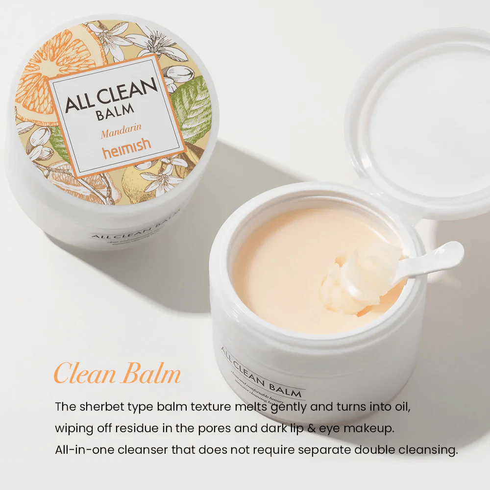 Offenes Glas von Heimish All Clean Balm Mandarin mit einem Löffel, der den cremigen Reinigungsbalsam umrührt, mit einem bunten Etikett und dem Text 'Clean Balm' im Vordergrund.