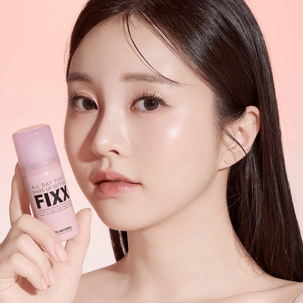 2. So Natural All Day Tight Make Up Setting Fixx – Model mit rosa Setting-Spray für langanhaltendes Make-up