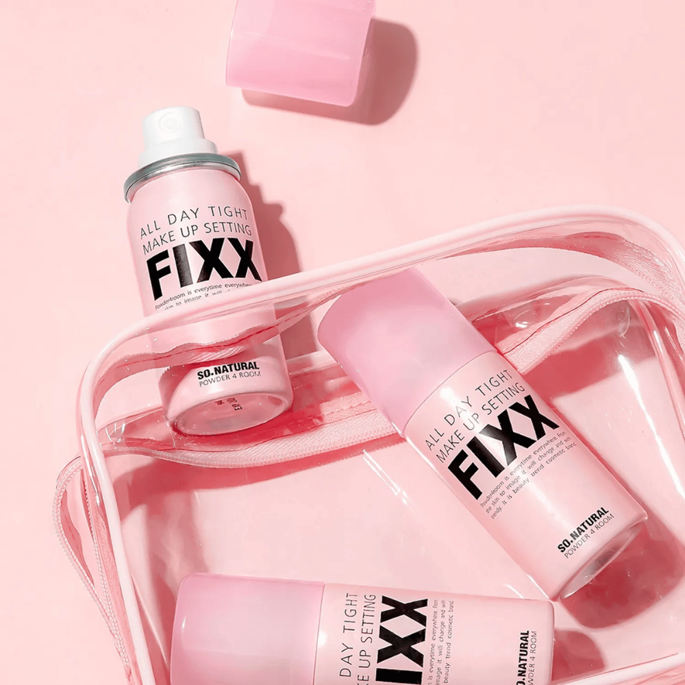 1. So Natural All Day Tight Make Up Setting Fixx – rosa Setting-Spray für Make-up in einer Kosmetiktasche
