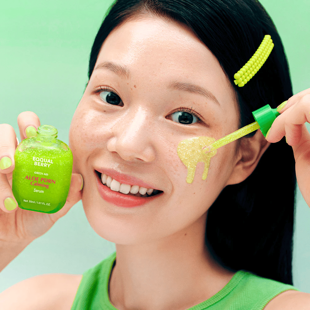 Modell trägt EQQUALBERRY Aloe PDRN Calming Serum mit Pipette auf – leichtes Gelserum, das Rötungen beruhigt und natürlichen Glanz verleiht.