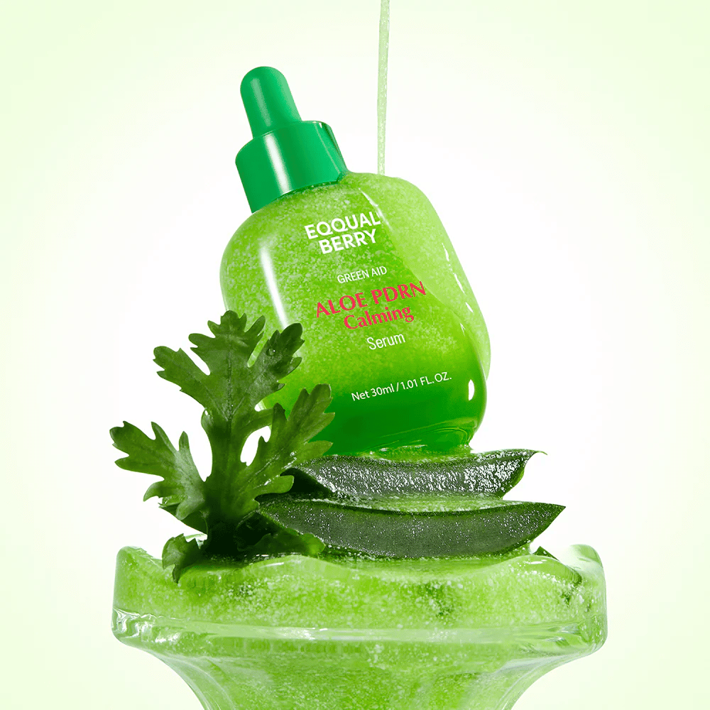 EQQUALBERRY Aloe PDRN Calming Serum auf Aloe platziert – feuchtigkeitsspendendes und beruhigendes Serum mit PDRN für gereizte und trockene Haut.