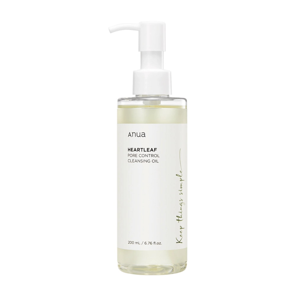Das Bild zeigt ANUA Heartleaf Pore Control Cleansing Oil, ein Hautpflegeprodukt, das zur Reinigung des Gesichts bestimmt ist. Die Flasche ist durchsichtig und das Etikett hat ein minimalistisches Design, was ein sauberes und natürliches Gefühl vermittelt. Sie hat 200 ml / 6.76 fl.oz. und eine praktische Pumpe für eine einfache Dosierung.