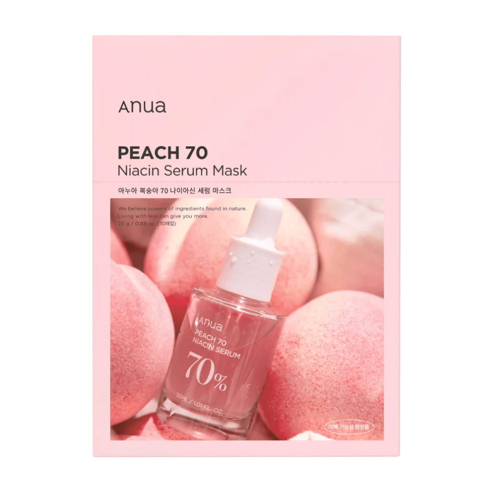 Eine Verpackung der Anua PEACH 70 Niacin Serum Maske vor einem Hintergrund aus Pfirsichen. Das rosa Verpackungsdesign passt zu den natürlichen Farbtönen der Pfirsiche, und eine durchsichtige Flasche mit Serum ist teilweise sichtbar. Das Produkt betont die Verwendung von Zutaten aus der Natur.