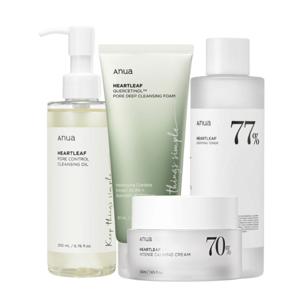 Ein Set aus Hautpflegeprodukten von Anua, enthält Heartleaf Pore Control Cleansing Oil, Heartleaf 77% Soothing Toner, Heartleaf Quercetin+ Pore Deep Cleansing Foam und Heartleaf 70% Intense Calming Cream. Diese Produkte sind mit Herzblatt und anderen beruhigenden Inhaltsstoffen formuliert, die entwickelt wurden, um Poren zu verkleinern, die Haut zu beruhigen und mit Feuchtigkeit zu versorgen.