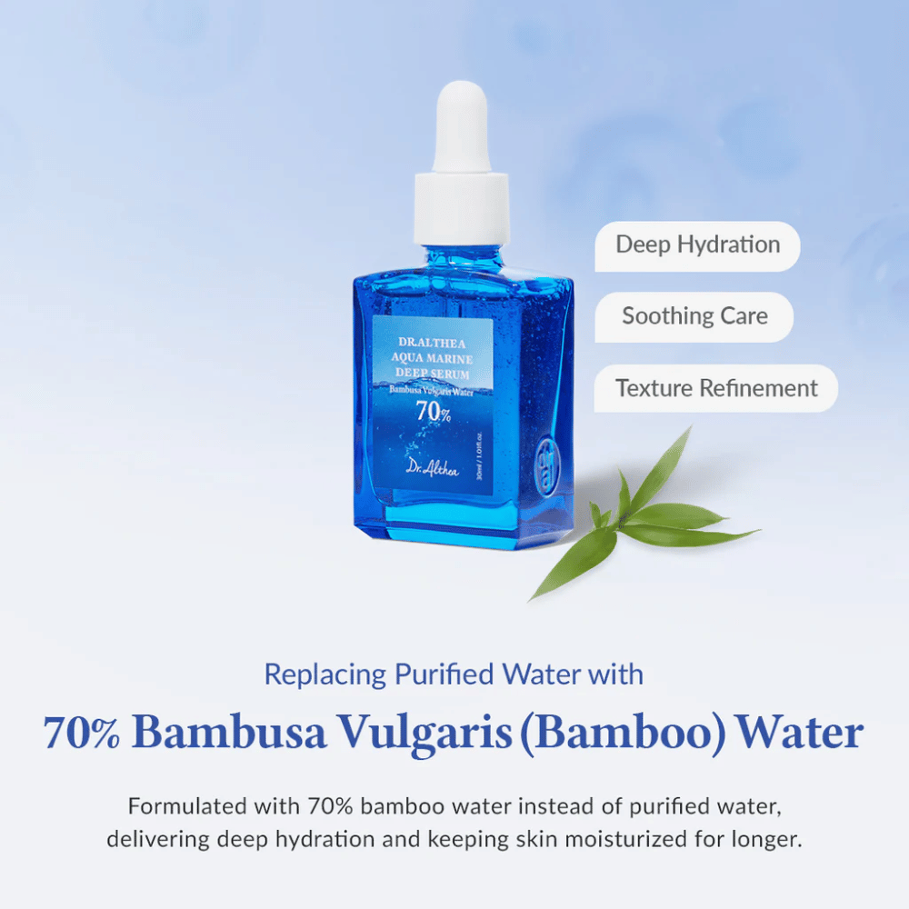 Dr. Althea Aqua Marine Deep Serum in blauer Glasflasche mit Pipette, formuliert mit 70 % Bambusa Vulgaris (Bambus) Wasser für tiefe Feuchtigkeit, beruhigende Pflege und verbesserte Hauttextur.