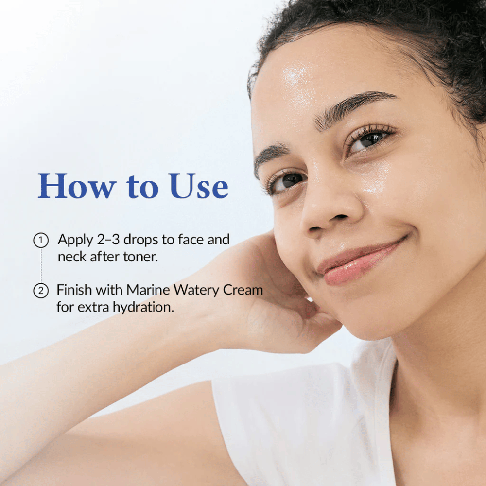 Frau mit befeuchteter, strahlender Haut, die Serum aufgetragen hat. Bild zeigt, wie Dr. Althea Aqua Marine Deep Serum nach dem Toner für intensive Feuchtigkeit und Glanz auf Gesicht und Hals verwendet wird.
