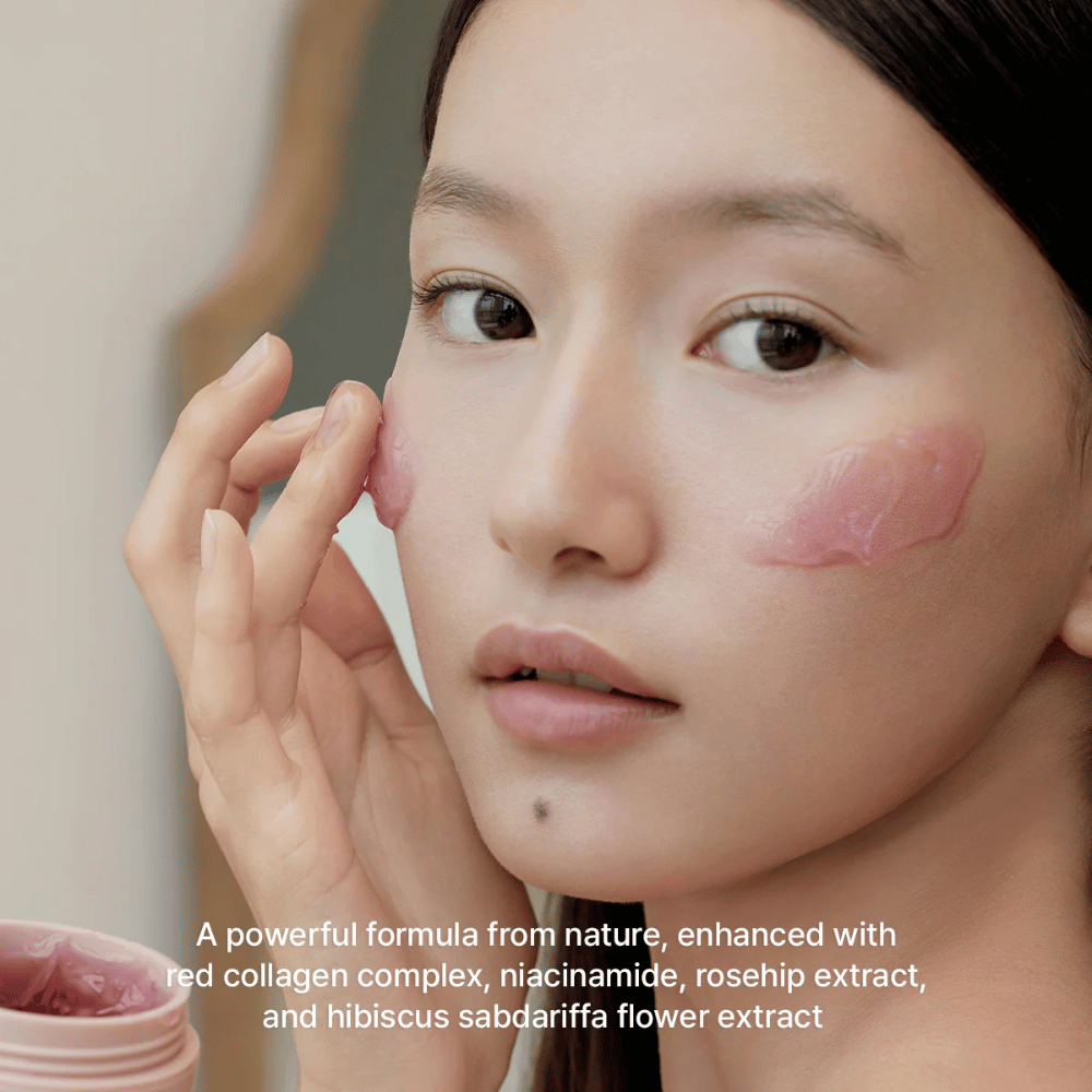 Model trägt Arencia Red Smoothie Serum 30 mit rotem Kollagenkomplex, Niacinamid, Hagebutte und Hibiskus für festere Haut auf.