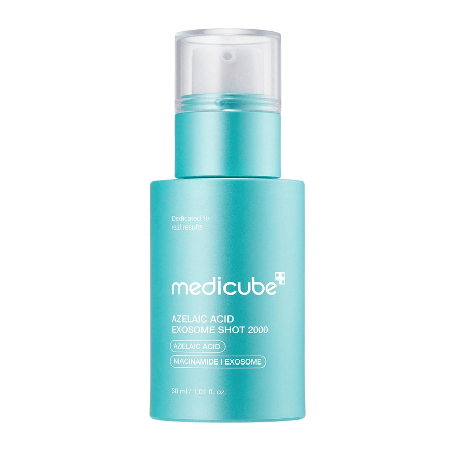Freigestelltes Produktbild von Medicube Azelaic Acid Exosome Shot 2000 vor einem hellen Hintergrund. Die türkisfarbene Flasche mit Pumpe steht im Fokus und hebt das moderne und klinische Design des Produkts hervor. Die Verpackung hebt Azelainsäure, Niacinamid und Exosomen als zentrale Inhaltsstoffe hervor.