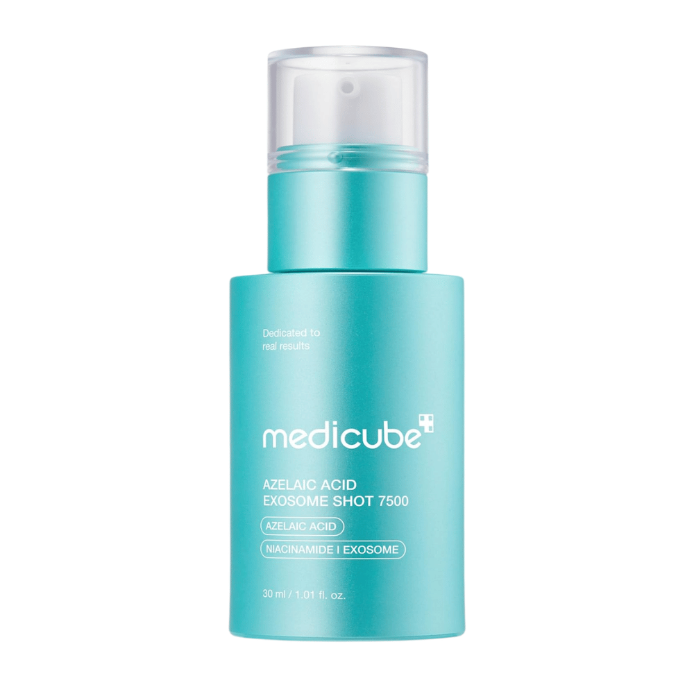 Freigestelltes Produktbild von Medicube Azelaic Acid Exosome Shot 7500 vor hellem Hintergrund. Die türkise Flasche mit Pumpspender steht im Fokus und hebt das moderne Design des Produkts hervor. Auf der Verpackung wird angegeben, dass die Formel Azelainsäure, Niacinamid und Exosomen enthält und im Vergleich zur 2000-Variante für eine intensivere Hautpflege vorgesehen ist.