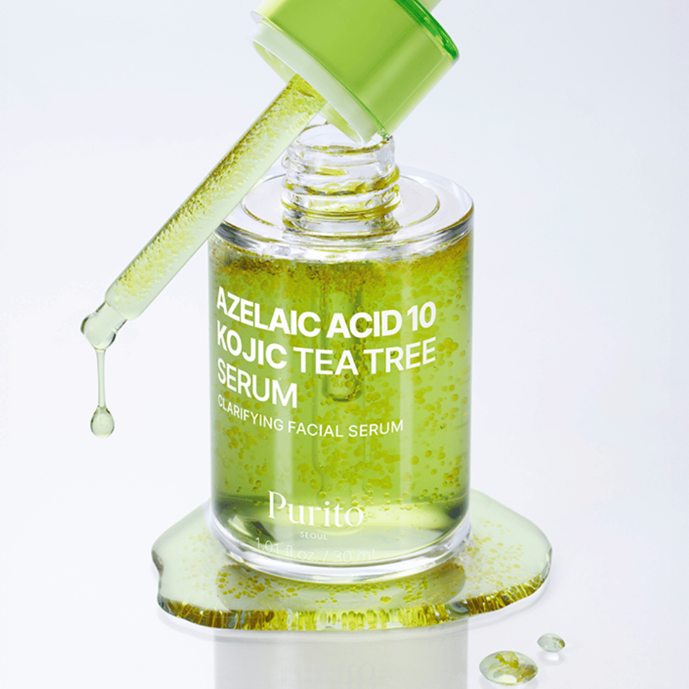 Nahaufnahme von Purito Azelaic Acid 10 Kojic Tea Tree Serum mit Pipette und Tropfen. Sorgt für klarere Haut und reduziert Unreinheiten.