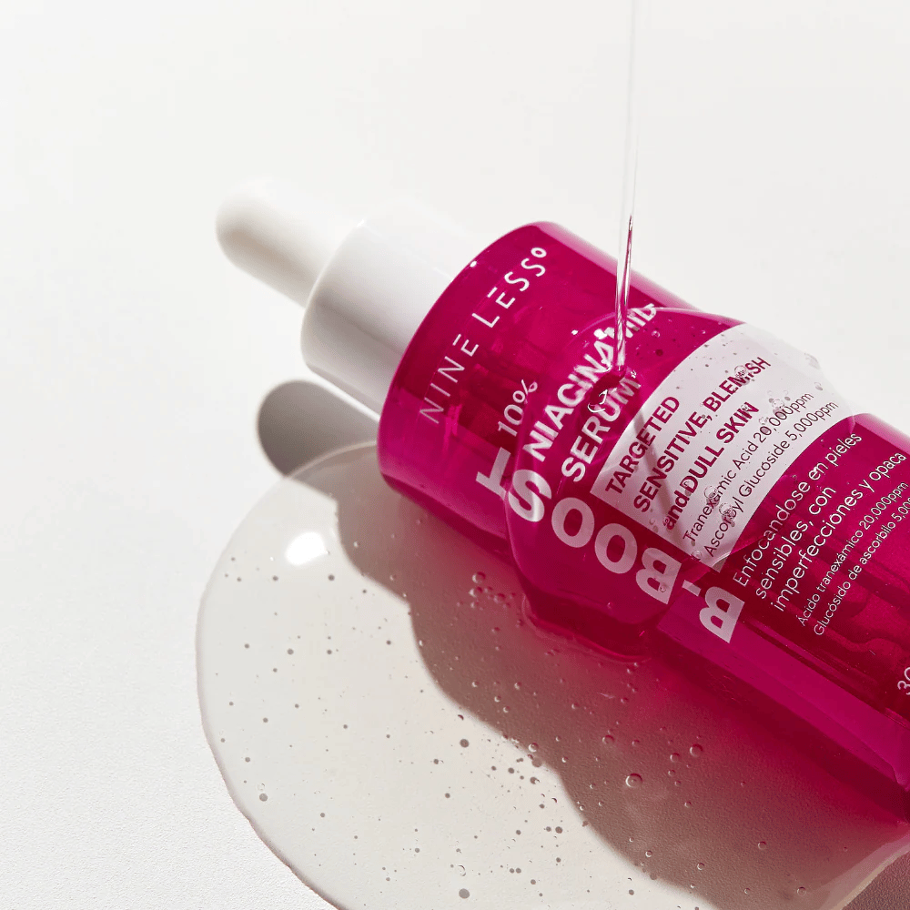 B-Boost 10% Niacinamide Serum, tropfend aus der Pipette.
