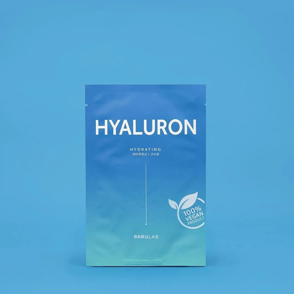 Eine Verpackung der BARULAB "HYALURON Hydrating" Maske, gekennzeichnet als "100% Vegan Product", vor einem einheitlich blauen Hintergrund. Die Verpackung hat einen Farbverlauf von Dunkelblau bis Hellblau.
