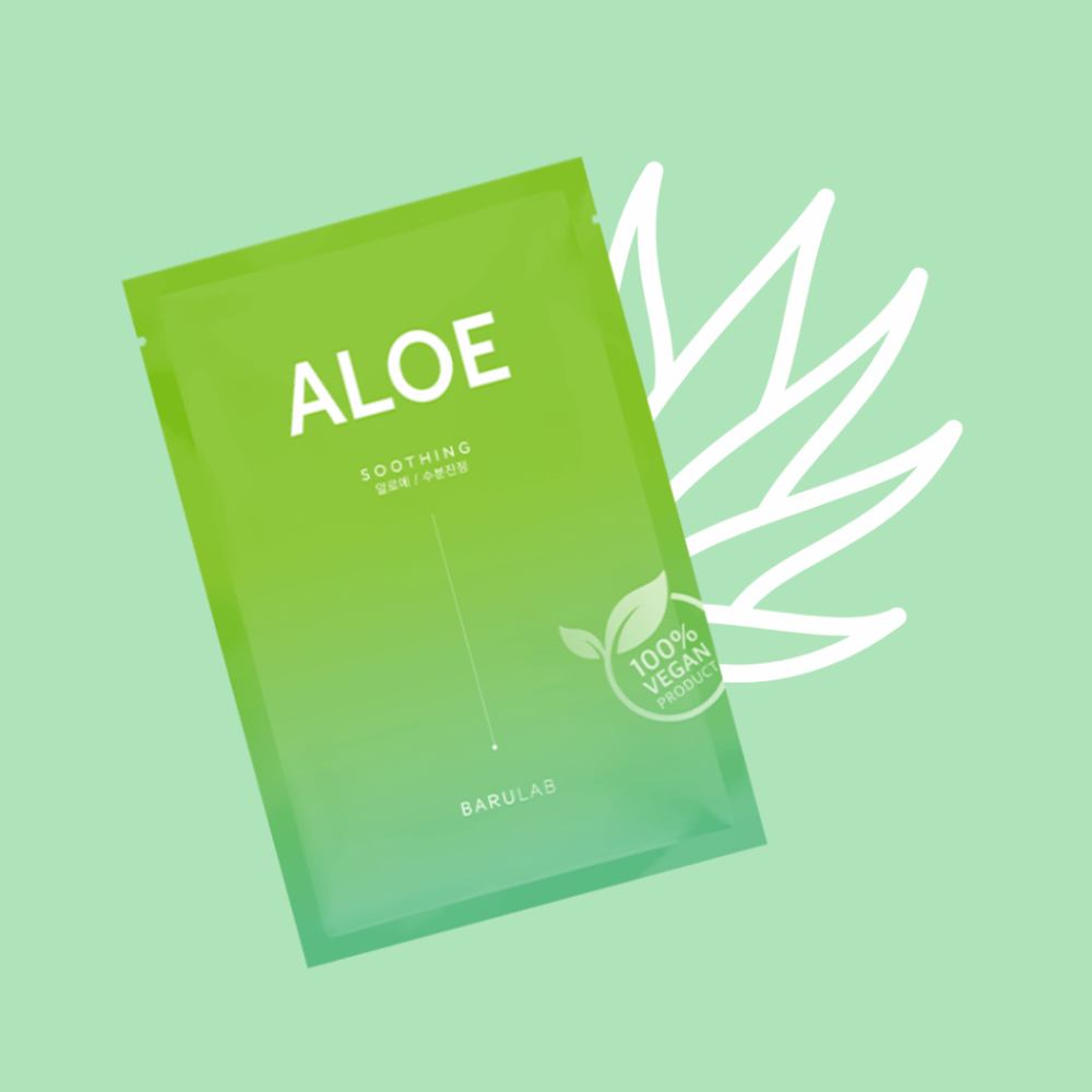 Eine Verpackung des BARULAB-Produkts "Aloe Soothing" Maske wird vor einer Illustration von Aloe Vera-Blättern gezeigt. Das Produkt ist als "100% Vegan Product" auf einem weichen grünen Hintergrund gekennzeichnet.