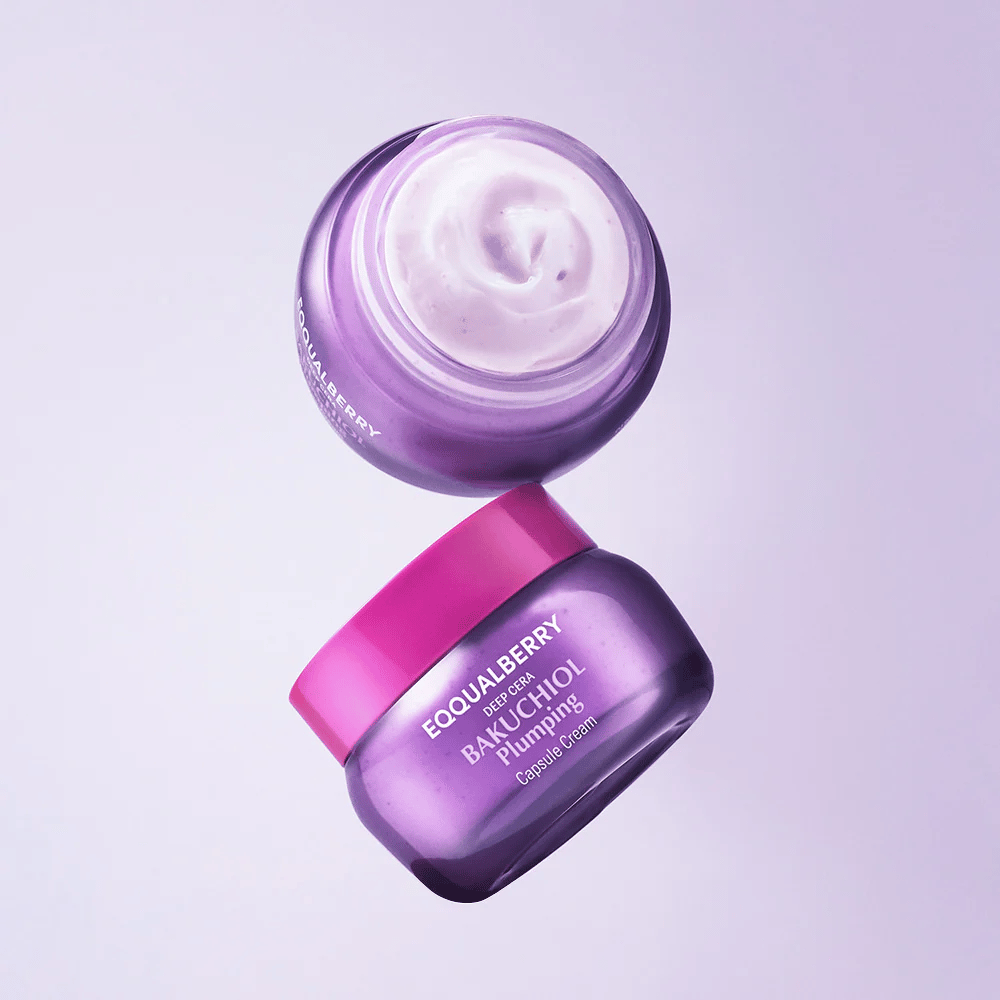 Zwei geöffnete Behälter von EQQUALBERRY Bakuchiol Plumping Capsule Cream in lila Verpackung mit rosa Deckel. Die weiche Textur der Creme ist von oben deutlich sichtbar.