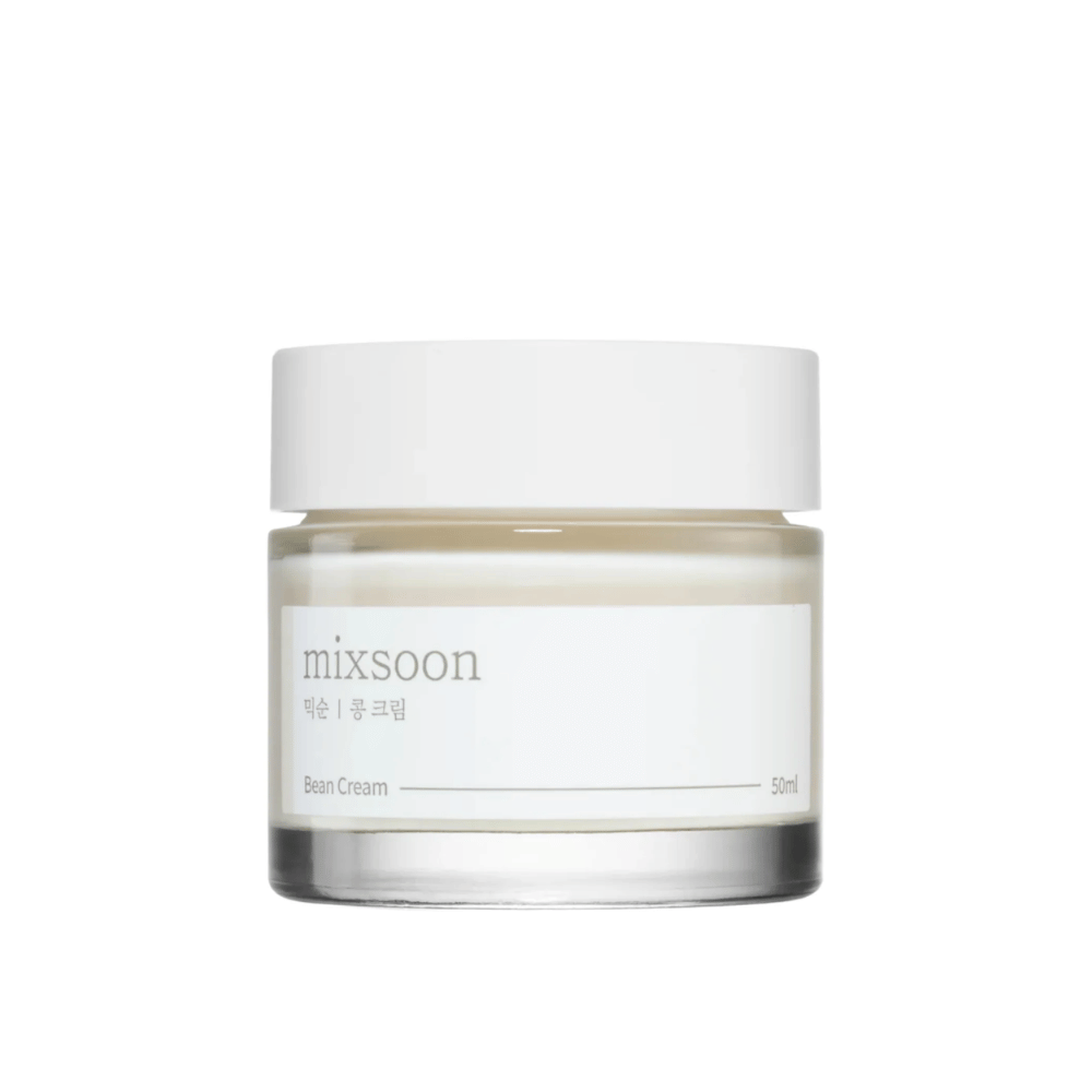 Ein Behälter mit einem weißen Deckel und einem Etikett, das den Text "mixsoon 팥 크림" und "Bean Cream" sowie die Volumenangabe "50ml" zeigt. Der Behälter ist teilweise durchsichtig und enthält eine weiße Creme. Das Design ist einfach und modern mit einem klaren weißen Hintergrund, der das Produkt hervorhebt.