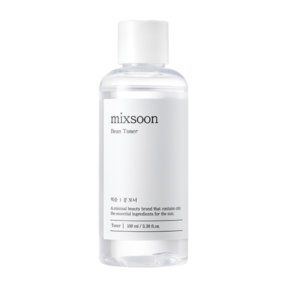Eine durchsichtige Plastikflasche mit weißem Deckel und weißem Etikett, das den Text "mixsoon Bean Toner" trägt. Unter dem Markennamen befindet sich eine Beschreibung auf Koreanisch und der Text "A minimal beauty brand that contains only the essential ingredients for the skin". Das Produkt ist ein Toner und enthält 100 ml / 3.38 fl oz. Die Flasche und das Etikett haben ein sauberes und minimalistisches Design und sind vor einem rein weißen Hintergrund fotografiert.