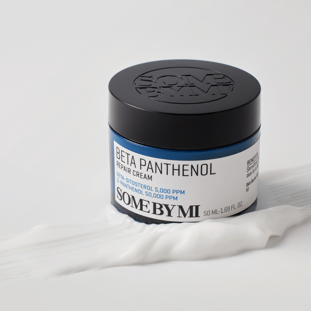 SOME BY MI Beta Panthenol Repair Cream in blauer Dose auf Creme-Textur platziert – beruhigende und feuchtigkeitsspendende Hautcreme.