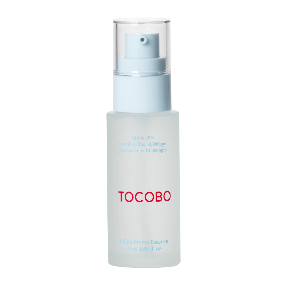 TOCOBO Bifida Biome Essence in einer mattierten Pumpflasche mit hellblauem Verschluss und transparentem Deckel. Der Text auf der Flasche zeigt, dass sie 45 % Bifida, Lactobacillus und Lactococcus enthält, 50 ml.
