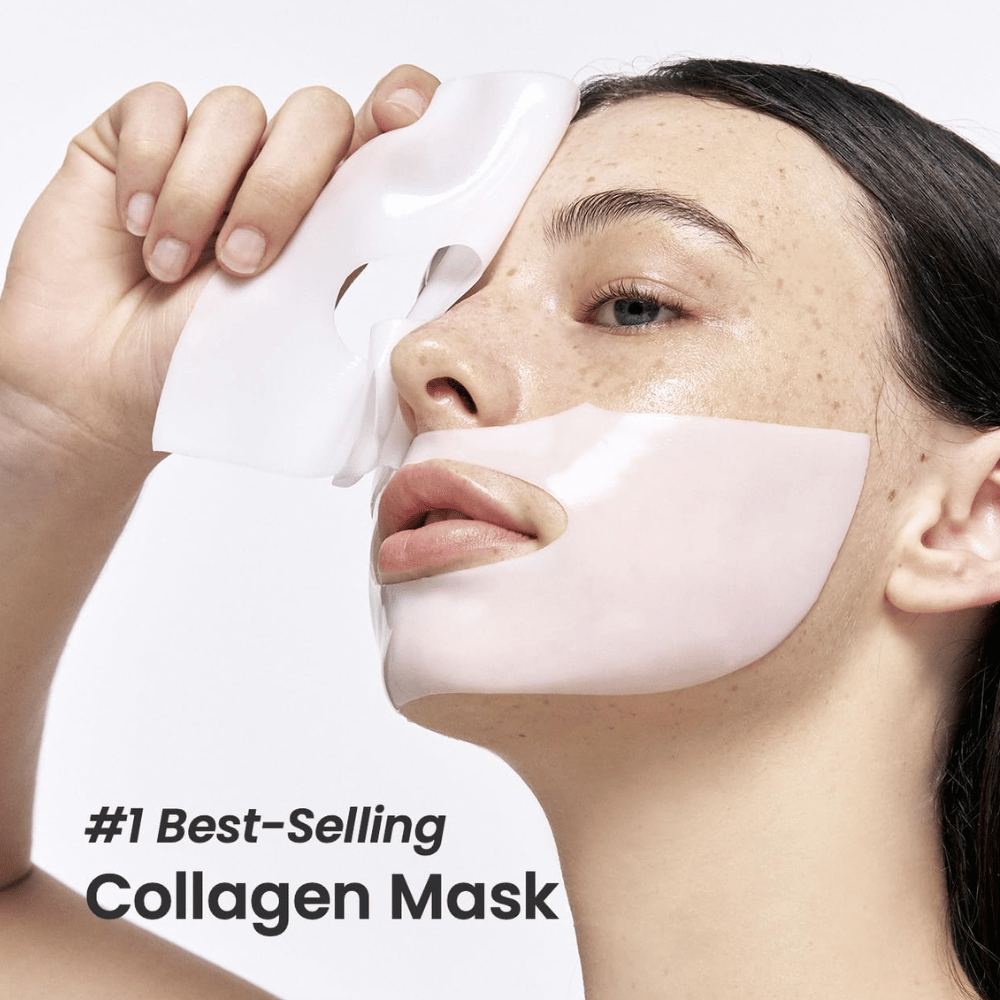 Das Bild zeigt eine junge Frau, die Bio-Collagen Real Deep Mask von Biodance aufträgt, eine Gesichtsmaske, die als "#1 Best-Selling Collagen Mask" gekennzeichnet ist. Die Maske ist weiß und bedeckt ihre Wangen und ihren Mund, was ihre Beliebtheit und Wirksamkeit für die Hautpflege hervorhebt.